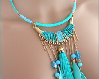 Collier-plastron Turquoise - Perles, pompon, chaines et plumes - Tendance !