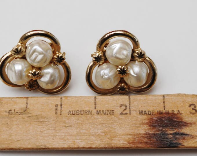 Coro Pearl earrings - White faux pearls - Gold plated metal - Clip on earrings