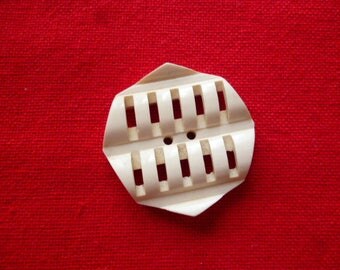 Vintage Button. An unusual Cream 1940s Celluloid Button.