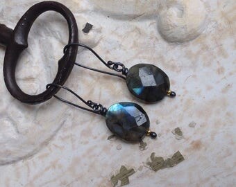 Boucles d'oreilles pendantes, Labradorite chatoyante sur argent massif oxydé et argent plaqué or 24K, Contemporaines, Urbaines