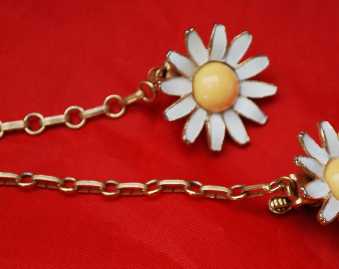 Daisy Flower Sweater clip - Enamel flower - Daisy - Sweater Guard - gold chain