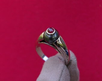 Bague perle noire et rubis en or blanc, bague jonc, perle de Tahiti, rubis cabochon, solitaire or blanc 18cts, 1990, livraison offerte