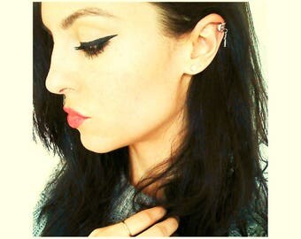 Boucle d'oreille croix argentée tendance rock