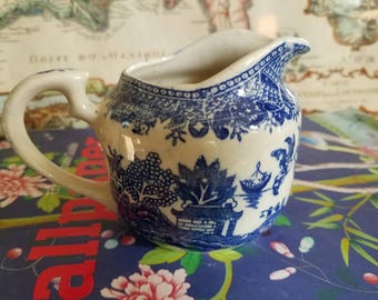 Blue Willow cream and Sugar set // sugar bowl // creamer // Chinoiserie // tea service // coffee service // traditional decor // mid century