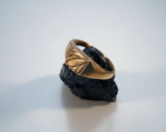 Chevalière plume réalisée à la main en bronze