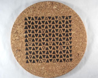 Dessous de plat liège rond pyrogravure motif géométrique petits triangles cuisine scandinave boheme minimaliste