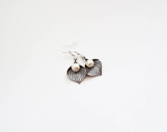 Boucles d'oreilles - Boucles d’oreilles Rétro-chic - Boucles d'oreilles Forme Feuilles - Boucles d'oreilles Couleur Argent et Blanc nacré