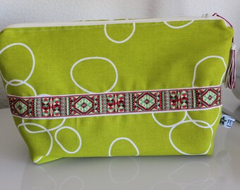 green bag with Aztec tape / / trousse Verte Aztec deco