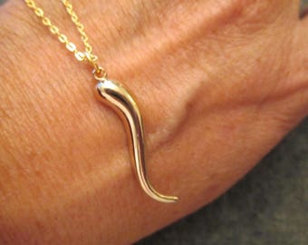 Vintage 1970's Gold Italian HORN necklace>> New Old Stock, never worn>> 18" long chain>> Nicely Made!