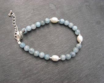 Aquamarine and white freshwater pearl bracelet