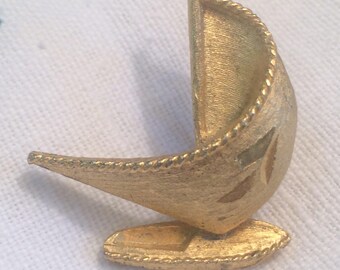 Vintage Mid Century pin, Modern pin, SAIL BOAT BROOCH Pin, sailboat pin, ship pin, , Gold tone, boat pin, vintage pin, modern pin,