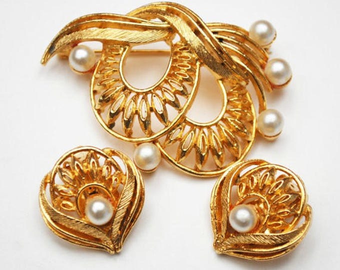 Lisner Floral Brooch and earring Set - White Pearl - Gold plated - Flower - Mid Century Pin - Clip on earrings