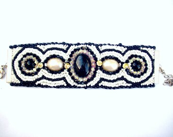 Bracelet black and white cuffs embroidered with pearls of rocailles lined with leather
