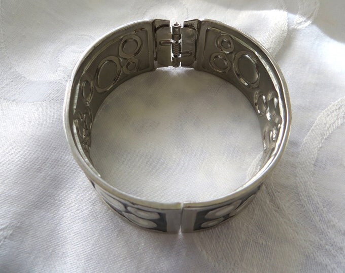 Mod Bangle Bracelet, Enamel Silvertone Hinged Clamper Bracelet, Vintage 1960s Mid Century Mod Jewelry