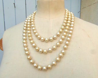 Collier de fausses perles.