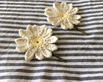 Crochet daisy hairclips/pins