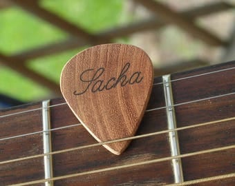 Custom wood guitar pick, personalized with a name, perfect gift for a guitarist or musician !