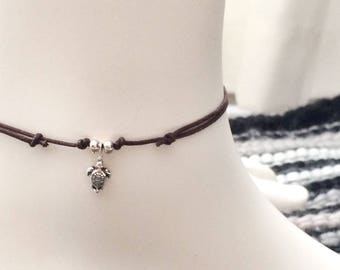 Enkelband. Bruin vegan koord met turtle. Nikkelvrij. Met schuifknoopjes. One size fits all.