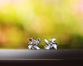Orecchini a bottone poligonali asimmetrici in argento sterling