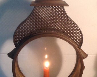 Imposing candlestick between 2 panes of glass