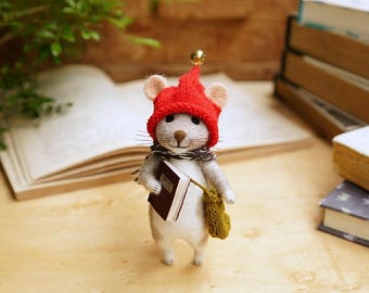 Needle felted mouse with a book/handmade/poseable/decoration/gift/soft sculpture
