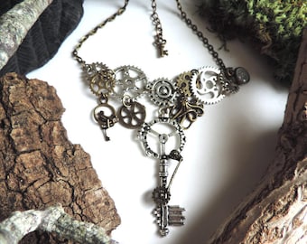 Necklace bronze/silver steampunk: gears, keys, small pendulum and Octopus.