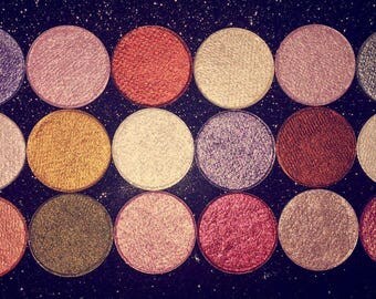 Single eyeshadows. 26mm magnetic pan. 18 different shade options.
