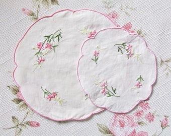Set of 2 embroidered doilies