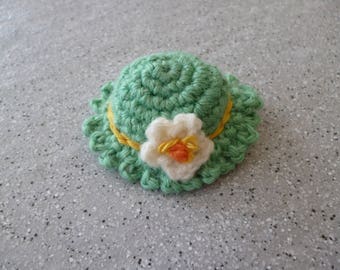Chapeau miniature au crochet réalisé à la main en laine couleur vert