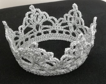 Crown in silver at the point yarn very airee