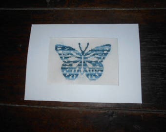 Grande carte brodée main sur toile - papillon bleu