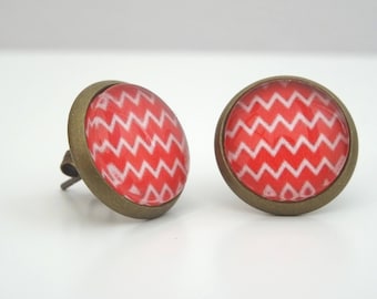 Earrings cabochon chips red and white zigzag