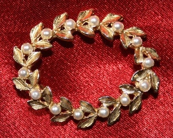 Pretty vintage gold-tone and faux seed pearl wreath brooch