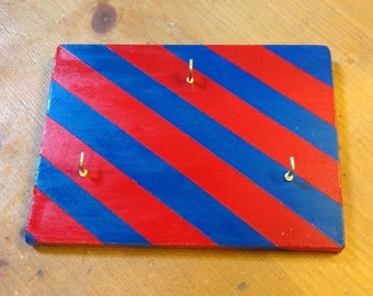 Wooden key hanging board - red and blue stripes - Porte clés en bois réalisé à la main