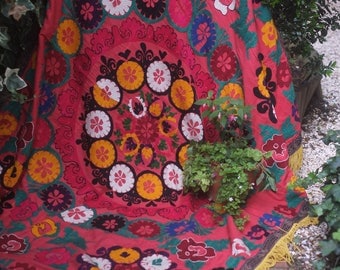 Red Suzani, vintage suzani, suzani wallhanging, uzbek suzani, vintage floral throw, embroidered throw, tribal textile