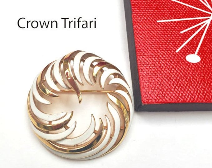 Crown Trifari Brooch - White Enamel gold - Mid century - Wreath Round pin