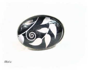 Adjustable ring black and white oval BA125
