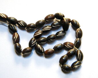 10 engraved bone - olive shape - 9 x 5 mm - dark brown and ecru beads-