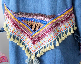 Chemise jeans broderies, pompons ethnique