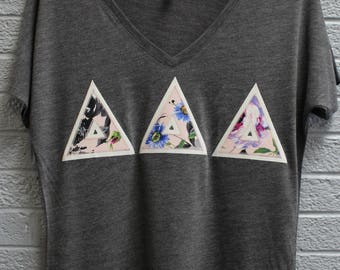 Delta Delta Delta Charcoal Bella Flowy V-Neck With Floral Fabric on Glitter White (75d)