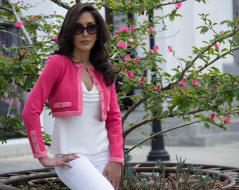 Bolero Rosa Fuerte and banks clear pink, 3/4 sleeve, buttons and bags stacked at the front.
