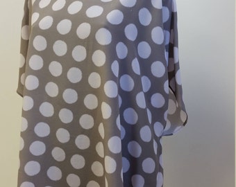 Mode classique pour femmes, tunique ample pure soie, imprimé pois rose pâle sur fond taupe, taille unique