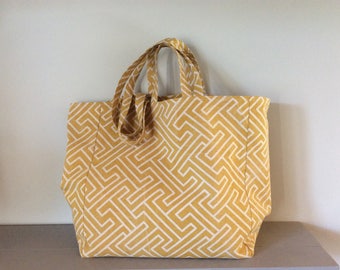 Tote bag yellow with white graphic lines.