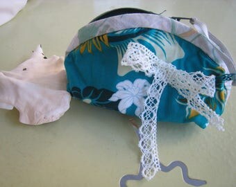 Trousse à maquillage, petite trousse de toilette, en tissu exotique de couleur verte