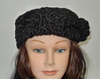 Beautiful vintage black Persian lamb fur hat - in very good condition. S