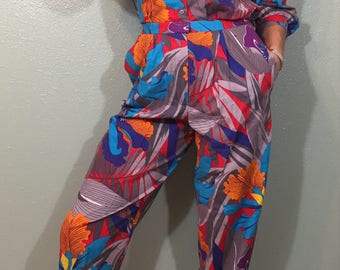 Head turning vintage 1980's matching 3 piece set, loud & bright tropical floral print featuring bearded irises, hosta leaves and tulips!