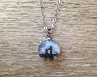 Necklace with cabochon resin epoxy snap bridge