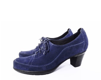 90's BLUE SUEDE oxford shoes // chunky heels leather lace up shoes // by Clark's Bendables // comfort shoes size 8