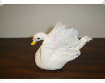 Premium Photo | White Bird Feathers Falling In The Air. Floating Fluffy - Foto 8