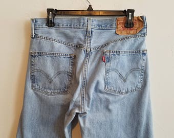 Levis 501 Mens Jeans REd Tab Button Fly 33 x 34 100% Cotton Medium Wash Denim Relaxed Fit Tapered Leg